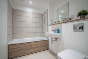 Shower, shampoo - Chic Stay at Vicarage Grove Eccles Manchester UK (Eccles)