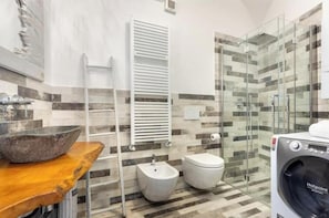 Dusche, Haartrockner, Bidet