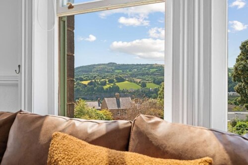 Elegant 3BR Retreat | 2 Baths | Peak District