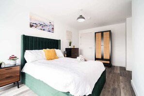 Room - Spacious Apartment Near Church Street Eccles Area (Eccles)