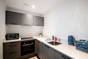 Private kitchen - Spacious Apartment Near Church Street Eccles Area (Eccles)