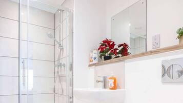 Shower, shampoo