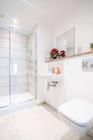Bathroom - Spacious Apartment Near Church Street Eccles Area (Eccles)