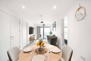 Dining - Spacious Apartment Near Church Street Eccles Area (Eccles)