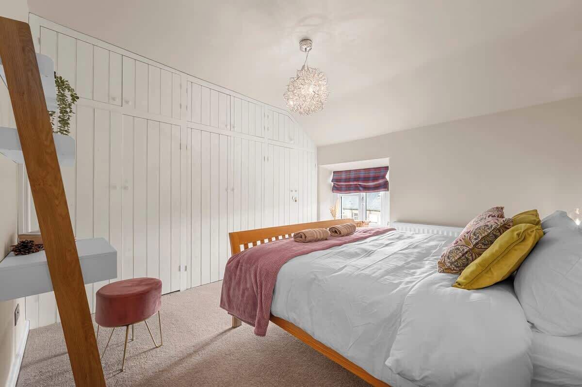Iron/ironing board, travel crib, WiFi, bed sheets