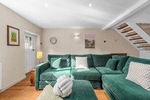 TV, fireplace, offices - Fable Cottage: Luxurious Stay (Derbyshire)