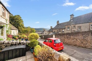 Property grounds - Fable Cottage: Luxurious Stay (Derbyshire)