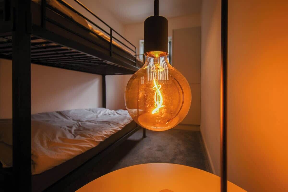 Planxa i posts de planxar, un bressol de viatge, wifi i roba de llit 