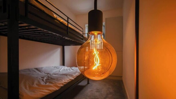 A bunk bed room with a hanging Edison bulb light fixture. - Stylish Modern Getaway : Lancashire (Lancashire)