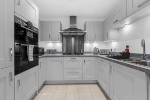 Private kitchen - Luxurious Stylish: Modern Home (Greater Manchester)