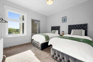 Iron/ironing board, travel crib, WiFi, bed sheets - Modern Chique Home : Peak District (Melbourne)