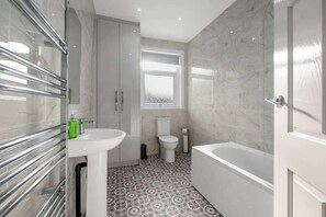 Shower, hair dryer, shampoo - Modern Chique Retreat Great St. Hubert| 2BR | 1Btr (Great Harwood)