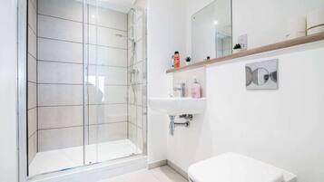 Shower, shampoo
