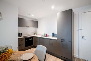 Fridge, microwave, oven, stovetop - Beautiful Flat Near Church Street Place Eccles UK (Eccles)