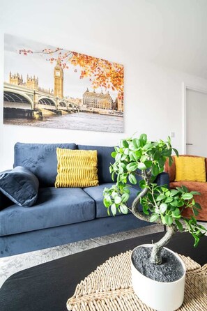 TV - Modern Flat Near Church Street in Eccles Area (Eccles)