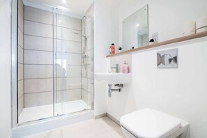 Shower, shampoo - Modern Flat Near Church Street in Eccles Area (Eccles)