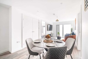 Dining - Modern Flat Near Church Street in Eccles Area (Eccles)