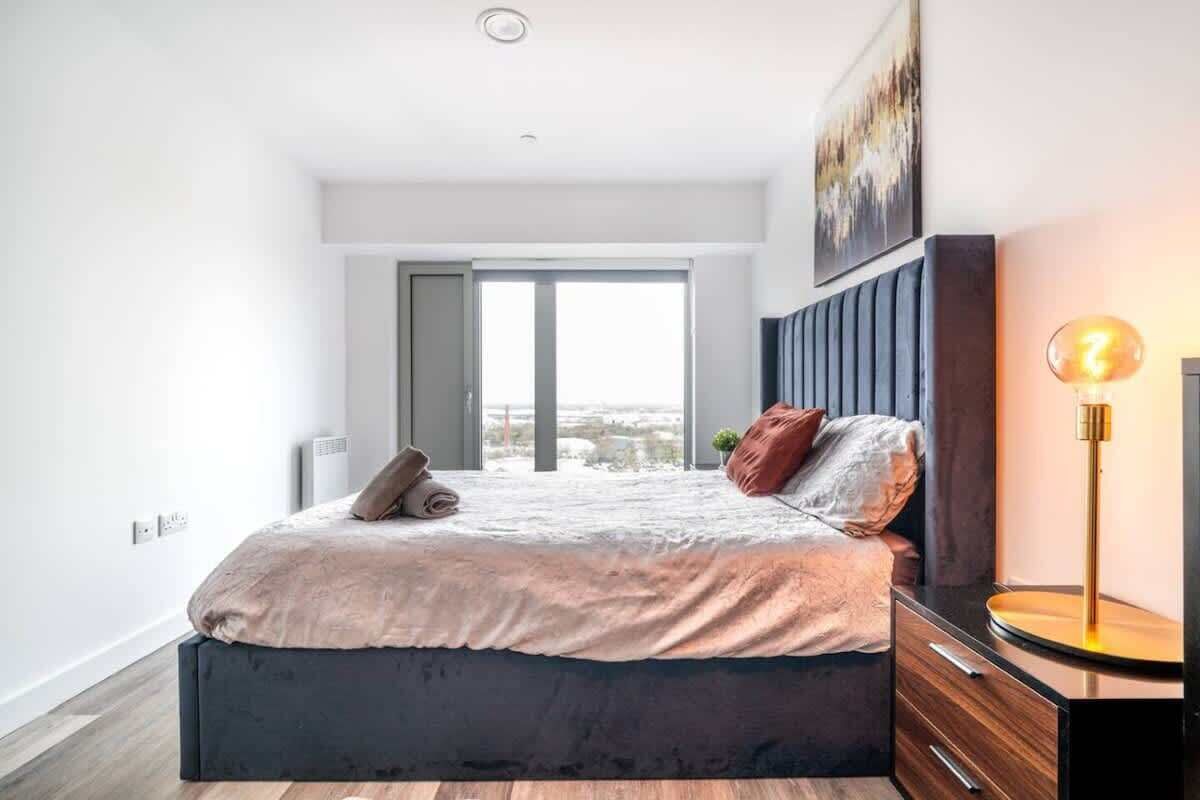 Tabla de planchar con plancha, wifi y ropa de cama 