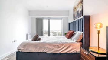 Tabla de planchar con plancha, wifi y ropa de cama