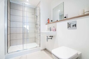 Doccia, asciugacapelli, shampoo