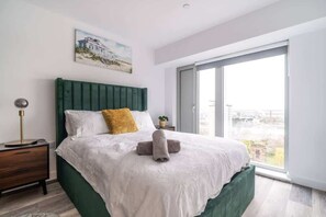 WiFi, bed sheets - Contemporary Flat Close to Eccles Town Centre (Eccles)