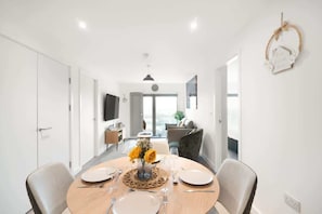 Dining - Contemporary Flat Close to Eccles Town Centre (Eccles)