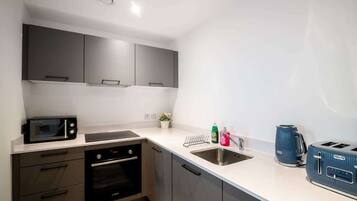 Frigorífico, microondas, horno y placa de cocina