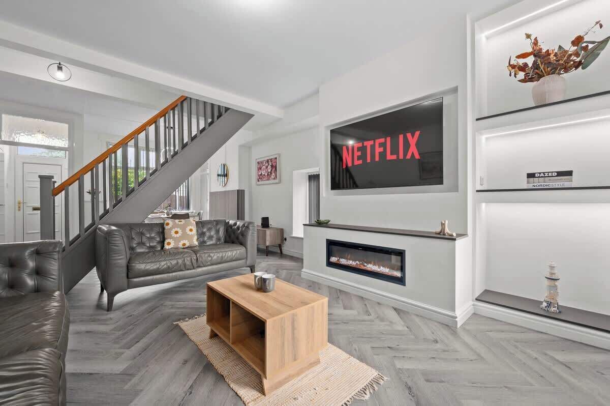 TV, offices. Modern Home: Heart Of Harle Syke