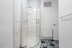 Shower, hair dryer, shampoo - Modern 4BR Stay in the Heart of Lancashire (Lancashire)