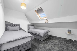 Tabla de planchar con plancha, cuna de viaje, wifi y ropa de cama 