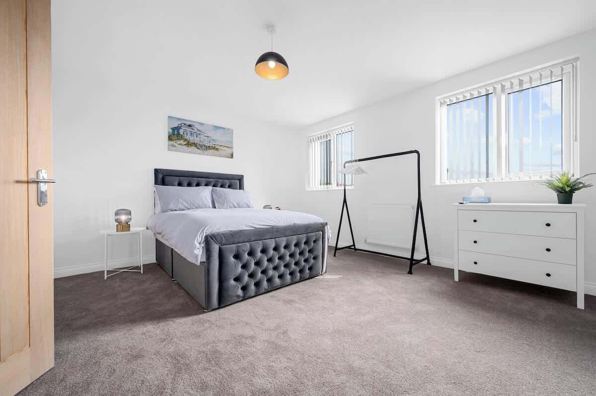 Iron/ironing board, travel cot, WiFi, bed sheets