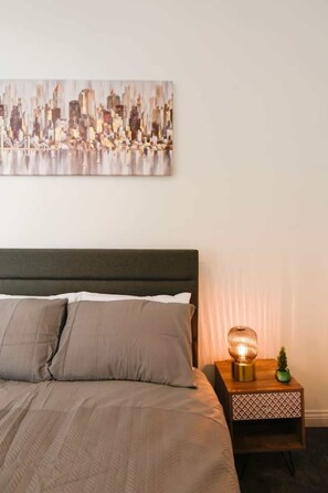 Tabla de planchar con plancha, cuna de viaje, wifi y ropa de cama 