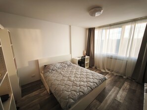 A bedroom with a bed, a desk, and a chair. - Apartment F2 (living room + one bedroom) approx. 45m (București)
