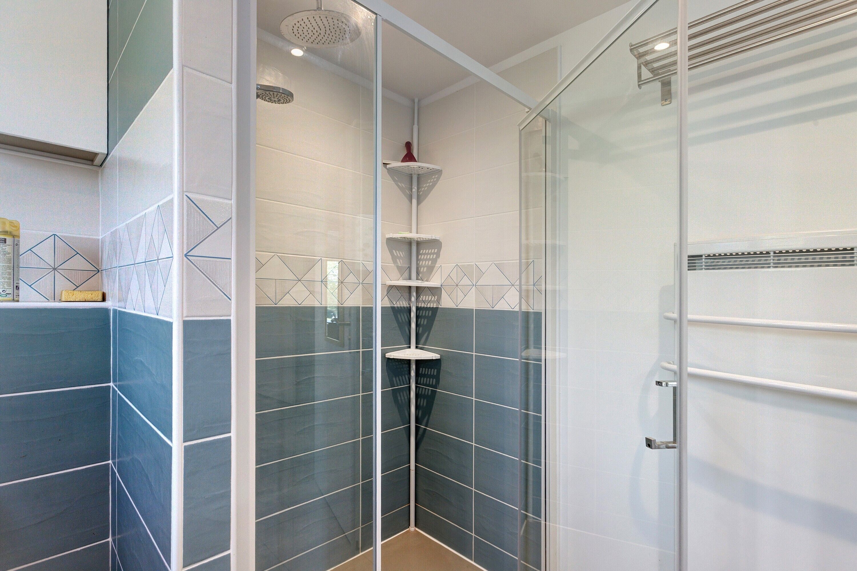 Shower, towels
