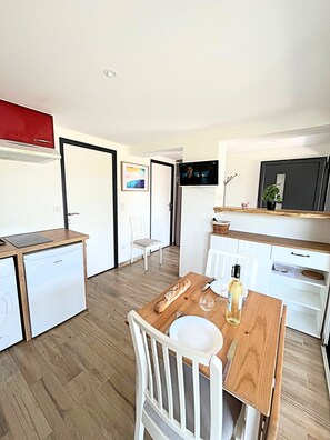 Dining - T2 Antipuyou Apartment – Private Terrace, Wi-Fi & Air Conditioning (Salies-de-Béarn)