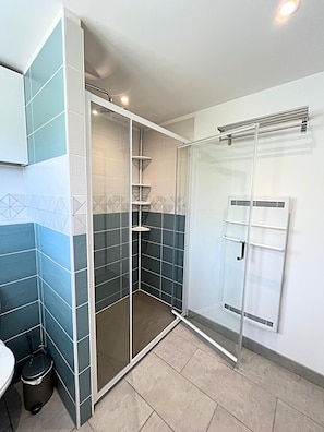 Shower, towels - T2 Antipuyou Apartment – Private Terrace, Wi-Fi & Air Conditioning (Salies-de-Béarn)