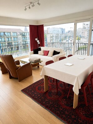 Living area - Apartment 150 meters from the beach with free parking! Perfect for families. (Koksijde)