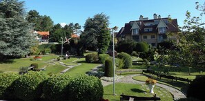 Property grounds - Apartment 150 meters from the beach with free parking! Perfect for families. (Koksijde)