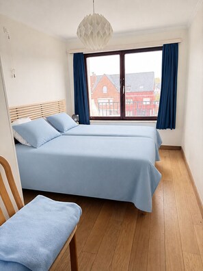 Room - Apartment 150 meters from the beach with free parking! Perfect for families. (Koksijde)
