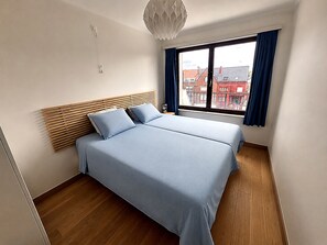 Room - Apartment 150 meters from the beach with free parking! Perfect for families. (Koksijde)