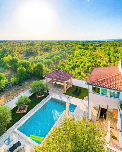 Holiday Home Dinko with pool