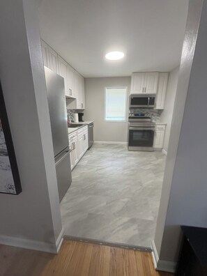 Private kitchen - Quaint 2-bedroom house with AC in University City (University City)