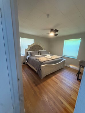 2 bedrooms, bed sheets - Quaint 2-bedroom house with AC in University City (University City)