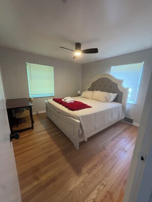 2 bedrooms, bed sheets - Quaint 2-bedroom house with AC in University City (University City)