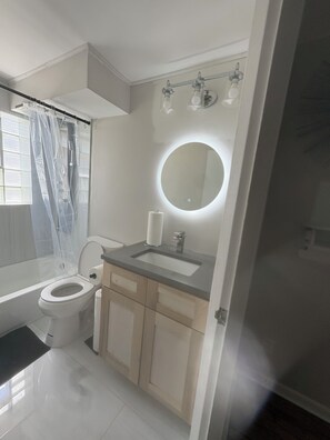 Towels, toilet paper - Quaint 2-bedroom house with AC in University City (University City)