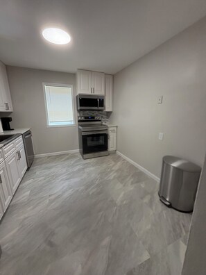 Private kitchen - Quaint 2-bedroom house with AC in University City (University City)