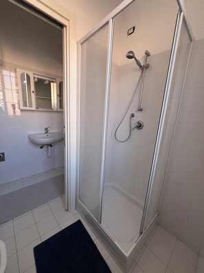Dusche, Haartrockner, Bidet, Handtücher