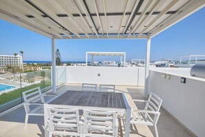 Outdoor dining - Modern Designer Villa | Optional Heated Pool | Walk to the Beach (Paralimni)
