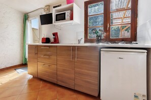 Coffee/tea maker, fridge, microwave, stovetop - Holiday Home “Camping Les Pialades - Gîte Spa” with Private Terrace and Wi-Fi (Nabirat)