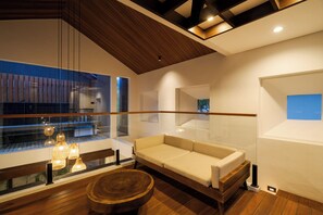 Vila, 2 quartos, piscina particular, vista para a piscina | Área de estar | Smart TV 65 polegadas com canais a cabo, Netflix, serviços de streaming
